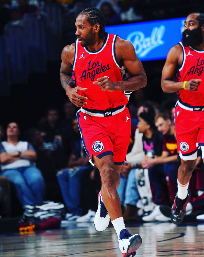 战神卡！伦纳德三分线内12中11 关键一攻一防杀死比赛